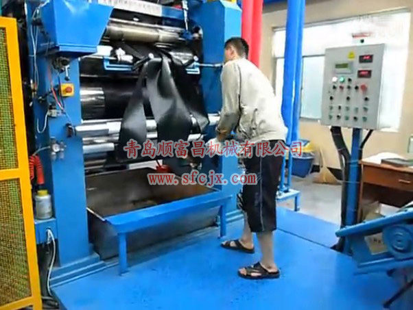 工作中的壓延機(jī)www.sl-la.cn